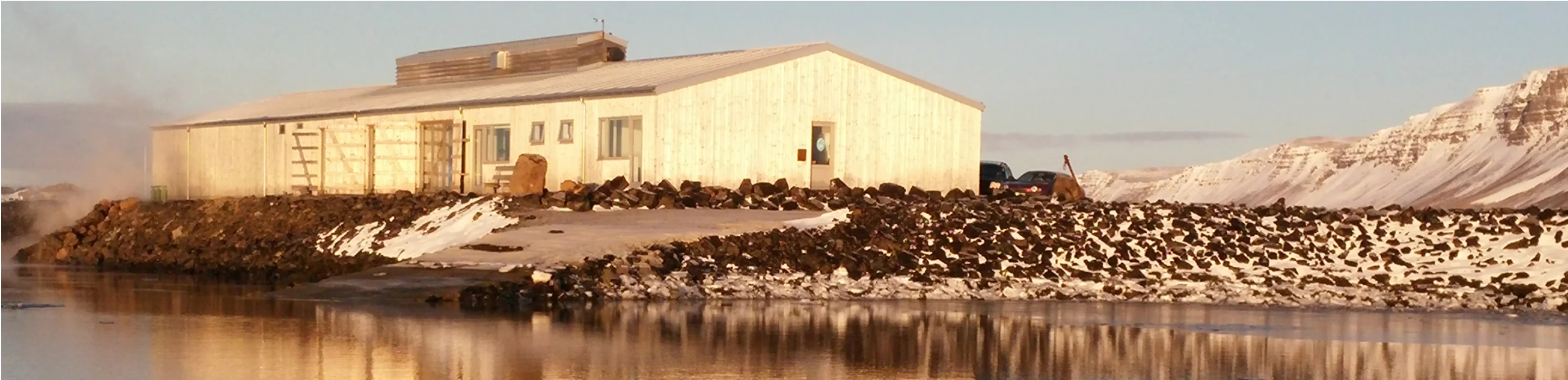 Puszka Norður Sea Salt na lodzie i czarnej plaży - Islandia
