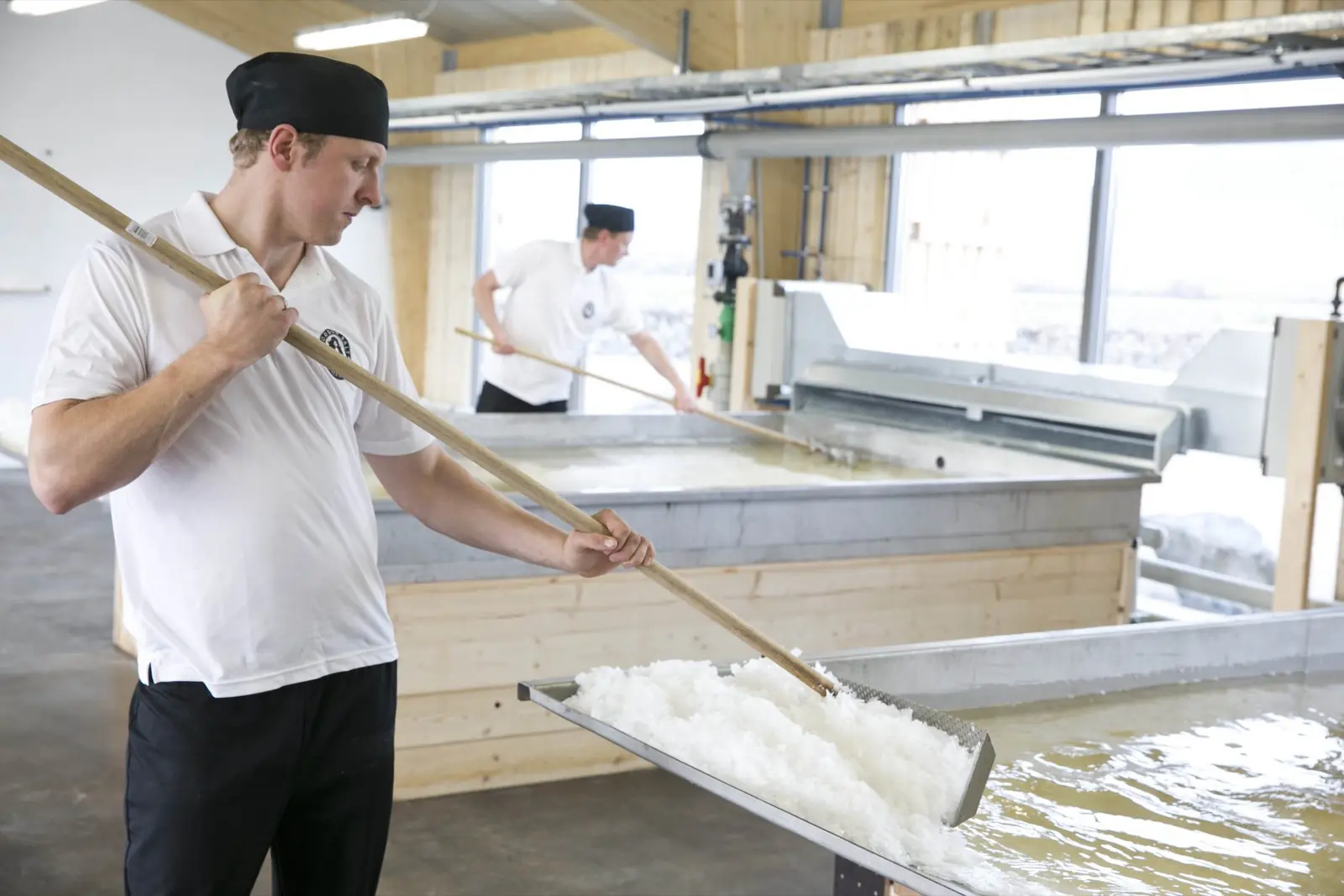 Puszka Norður Sea Salt na lodzie i czarnej plaży - Islandia