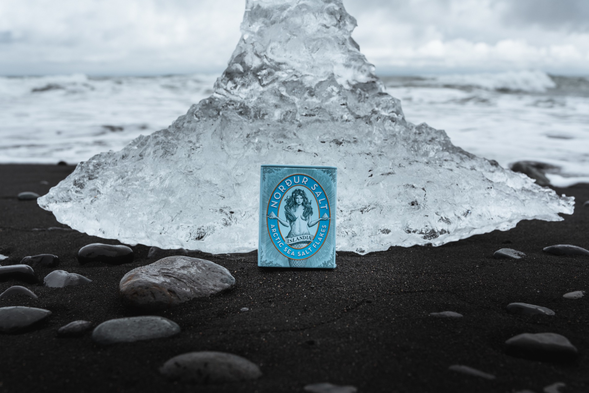 Puszka Norður Sea Salt na lodzie i czarnej plaży - Islandia